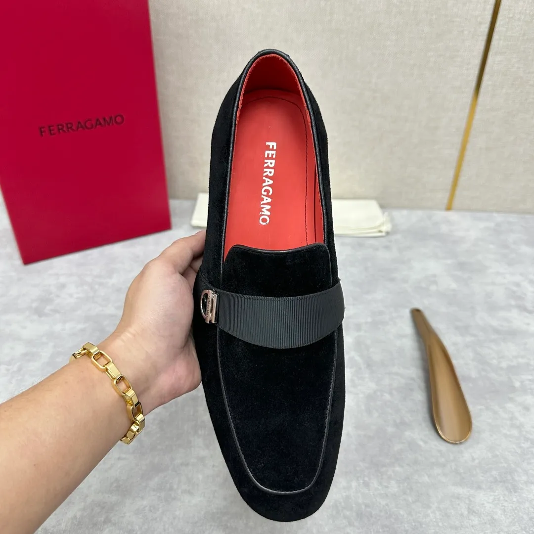 [Ferragamo] Top P: 960💰 Number of yards: 39~44 (38.45.46. Custom-made, non-refundable) Ferragamo** counters synchronize new models of men's loafers that can be worn casually or formally. The classic shape embodies the fashionable charm of formal wear, and the newly designed proportions are more modern. These loafers are made of imported open-edge beaded cowhide/fine calfskin/cow suede material. The upper is decorated with webbing, and the side is privately molded with silver Gancini buckles. The double stitching details add to the fashionable charm. Adopting a special "Original" structure and going through multiple processes, the soles are almost entirely handmade. Unique processing technology demonstrates exquisite craftsmanship. The original privately modeled genuine leather outsole is paired with a personalized rubber backing. It is comfortable, non-slip and wear-resistant. It can be worn as a slip-on. Exquisite hand-stitching. The workmanship is as fine as that of a store. The original color calfskin lining is sweat-absorbent, anti-odor, comfortable and breathable. The heel is also decorated with a rubber patch to perfectly improve the grip performance.